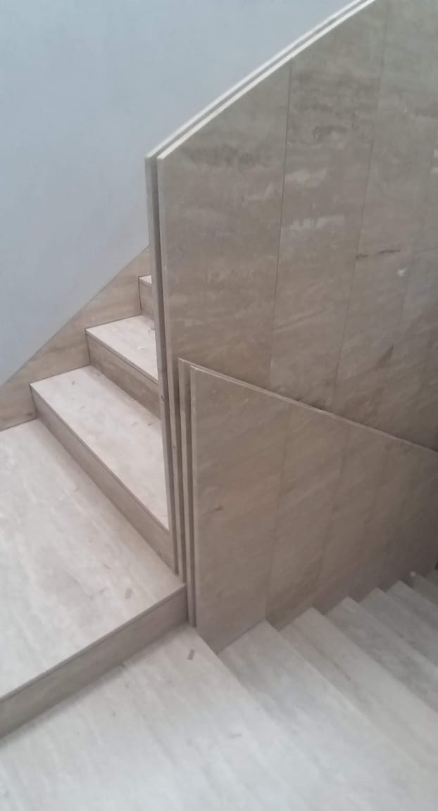 ESCALERA- BARANDAL DE MARMOL