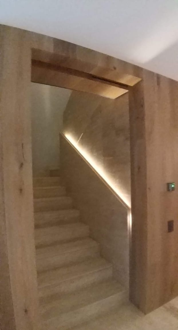 LAMBRIN MADERA ESCALERA MARMOL