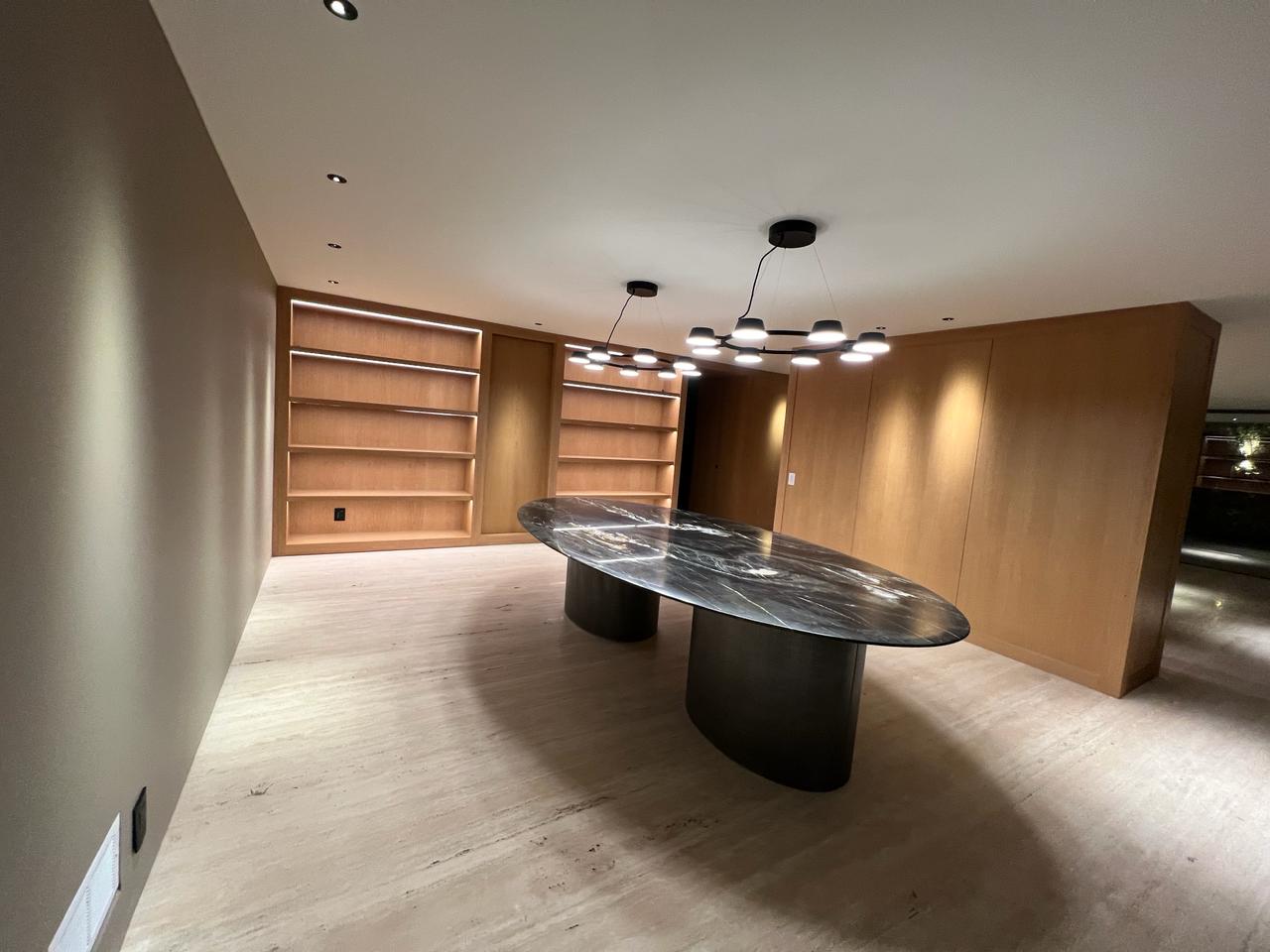 MESA DE COMEDOR OVALADA
