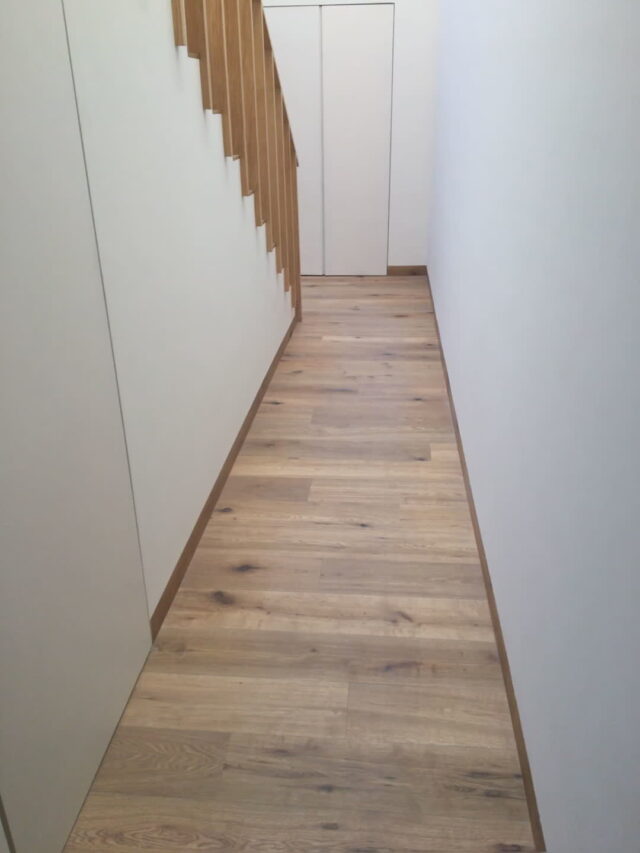 PISO DUELA EN PASILLO A ESCALERA1