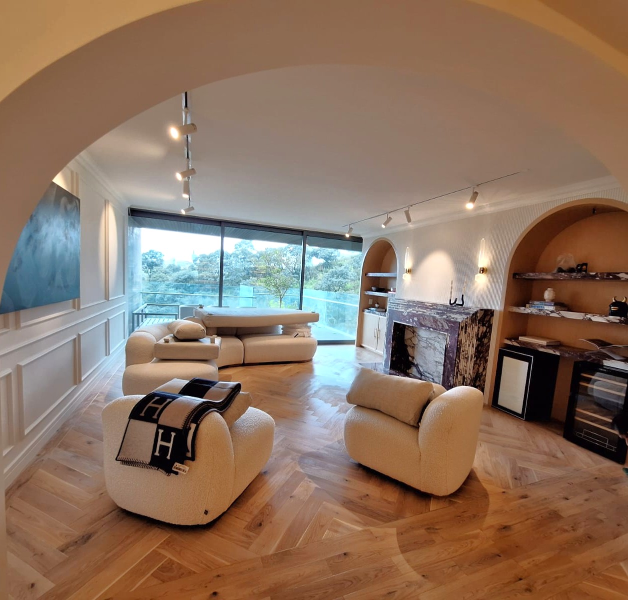 duela en sala con chimenea en mármol.