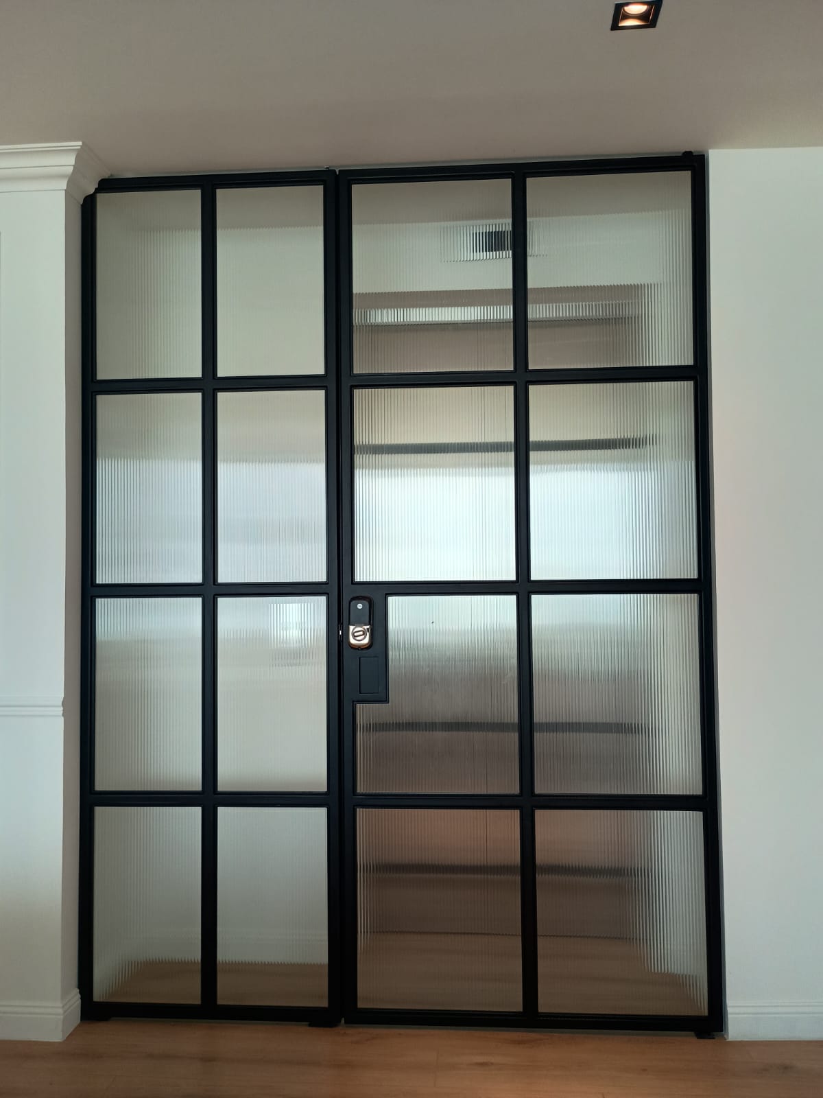 puerta herreria con cristal astriado